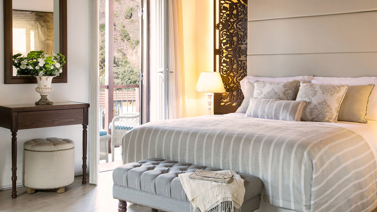A bright suite with a balcony over the valley