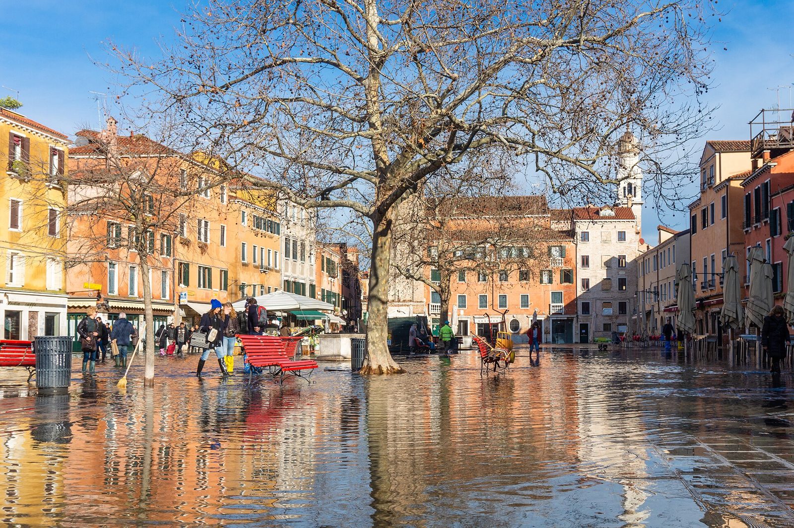 Acqua alta, the tide that walks into Venice