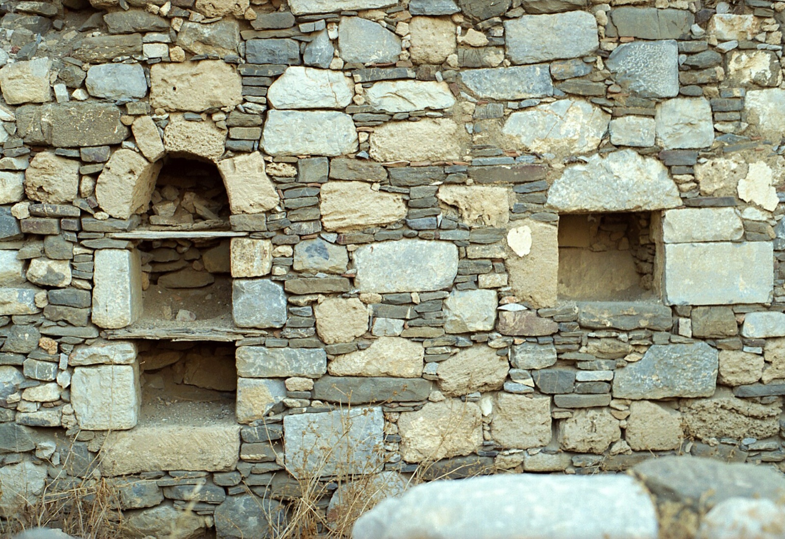 The walls of the Querini castle above the Chora