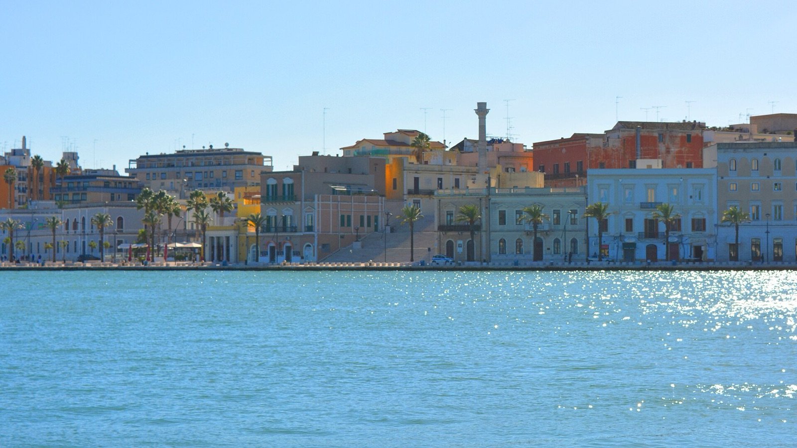 Το Lungomare Regina Margherita κατά μήκος της προκυμαίας του Μπρίντιζι