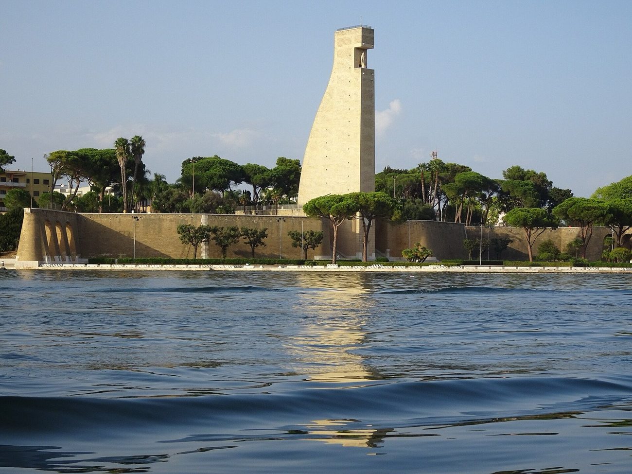 Το εσωτερικό λιμάνι του Μπρίντιζι από το Lungomare Regina Margherita