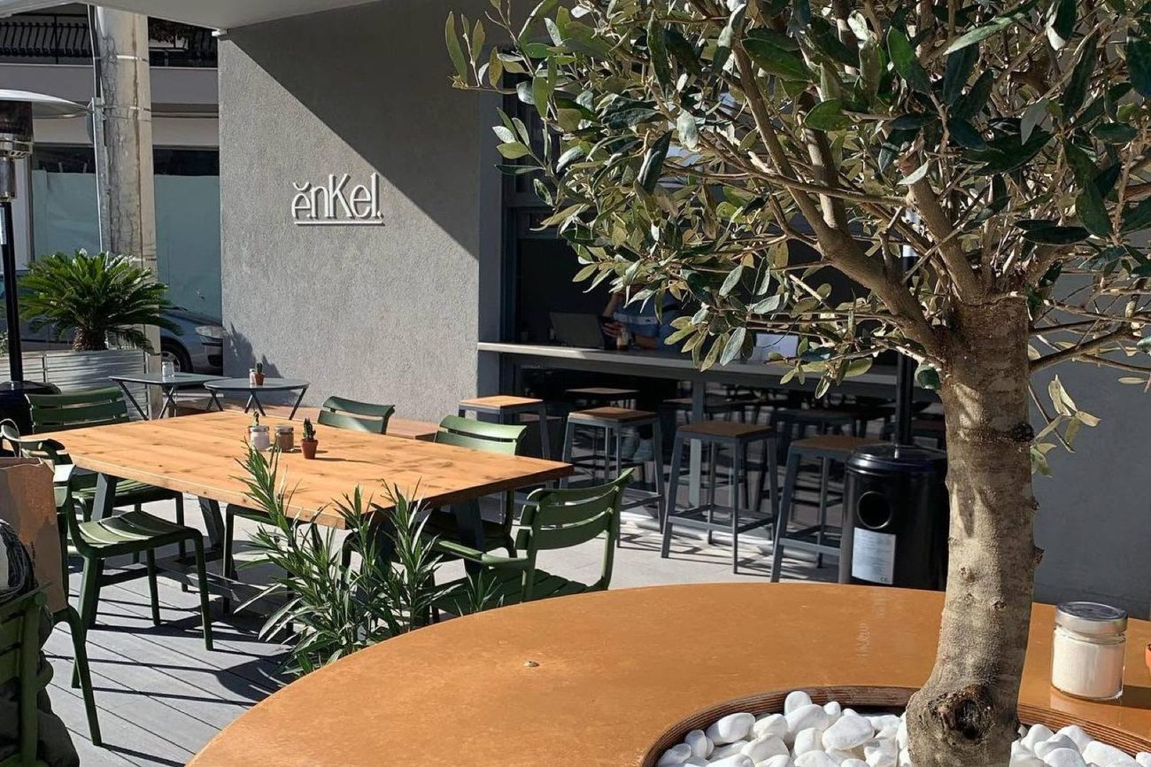 The street terrace at enkel, under an olive tree on Kountouriotou