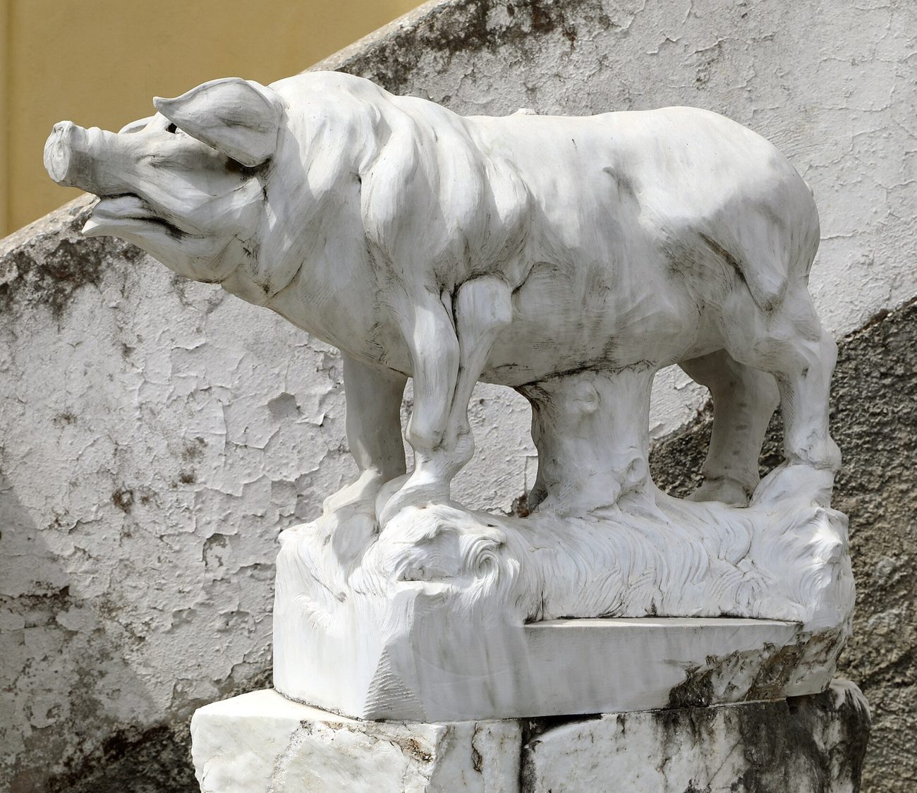 The monument to the pig in Colonnata's square