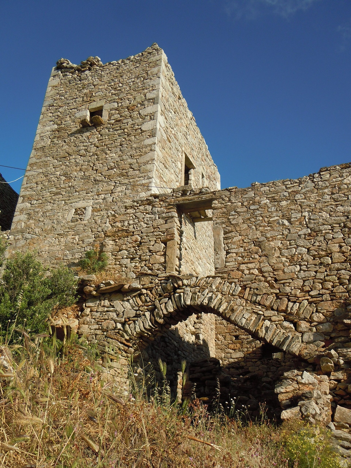A single fortified tower house in Vathia