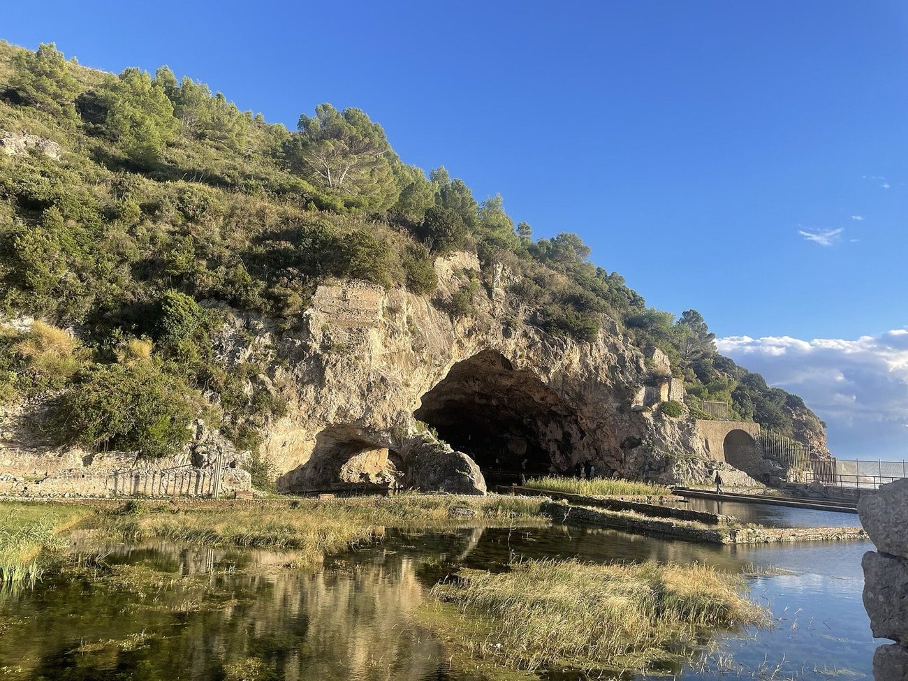 Η θαλάσσια σπηλιά του Τιβέριου στη Σπερλόνγκα, η φυσική σπηλιά που ο αυτοκράτορας έκανε αίθουσα συμποσίων
