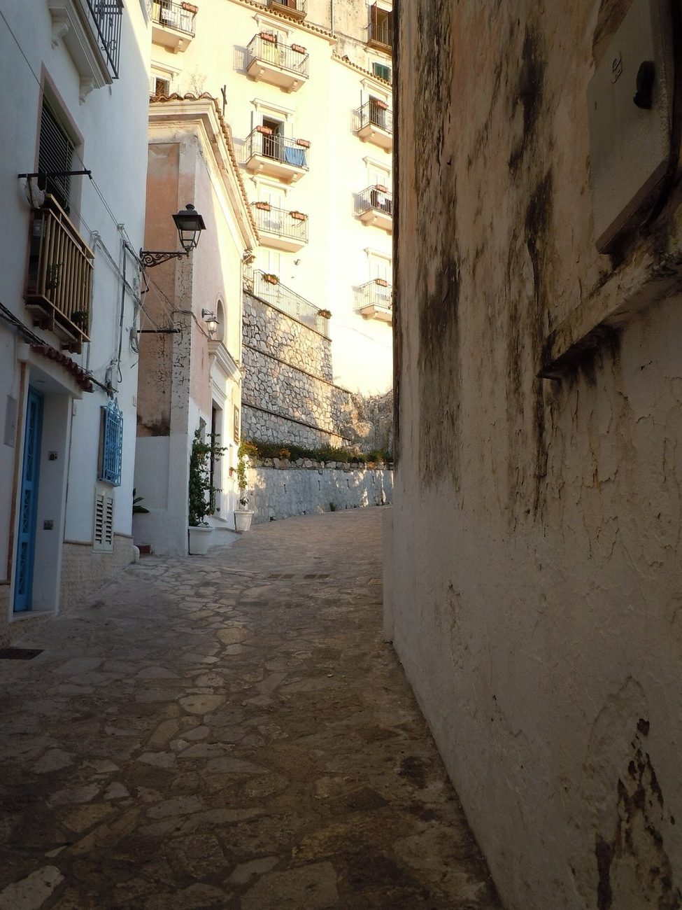 Ένα στενό ασβεστωμένο σοκάκι ανεβαίνει μέσα στην παλιά πόλη της Σπερλόνγκα