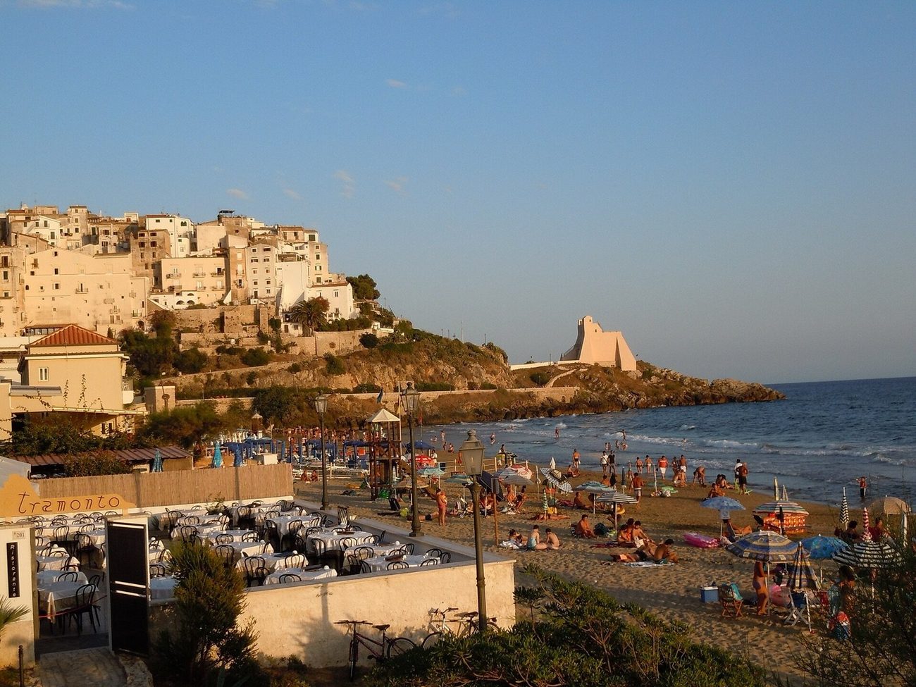 Η μακριά ανοιχτόχρωμη παραλία κάτω από το ακρωτήρι της Σπερλόνγκα