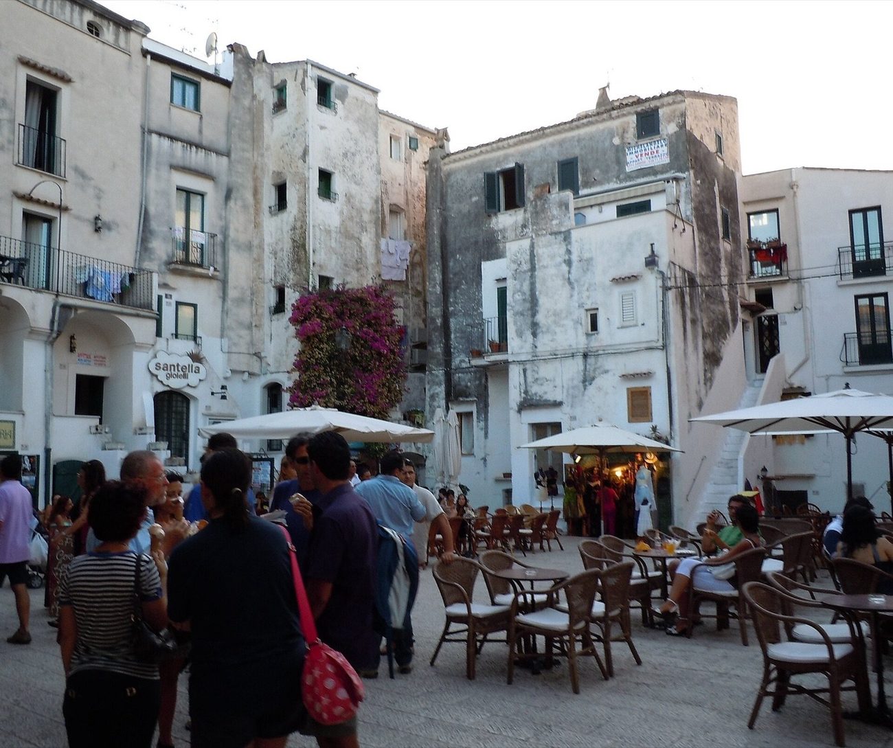 Μια μικρή πλατεία στην παλιά πόλη της Σπερλόνγκα