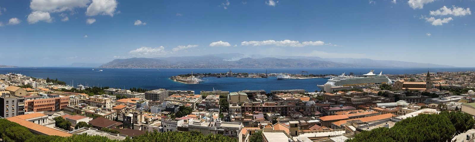 Three kilometres of water between Sicily and Calabria, run by two seas that keep different