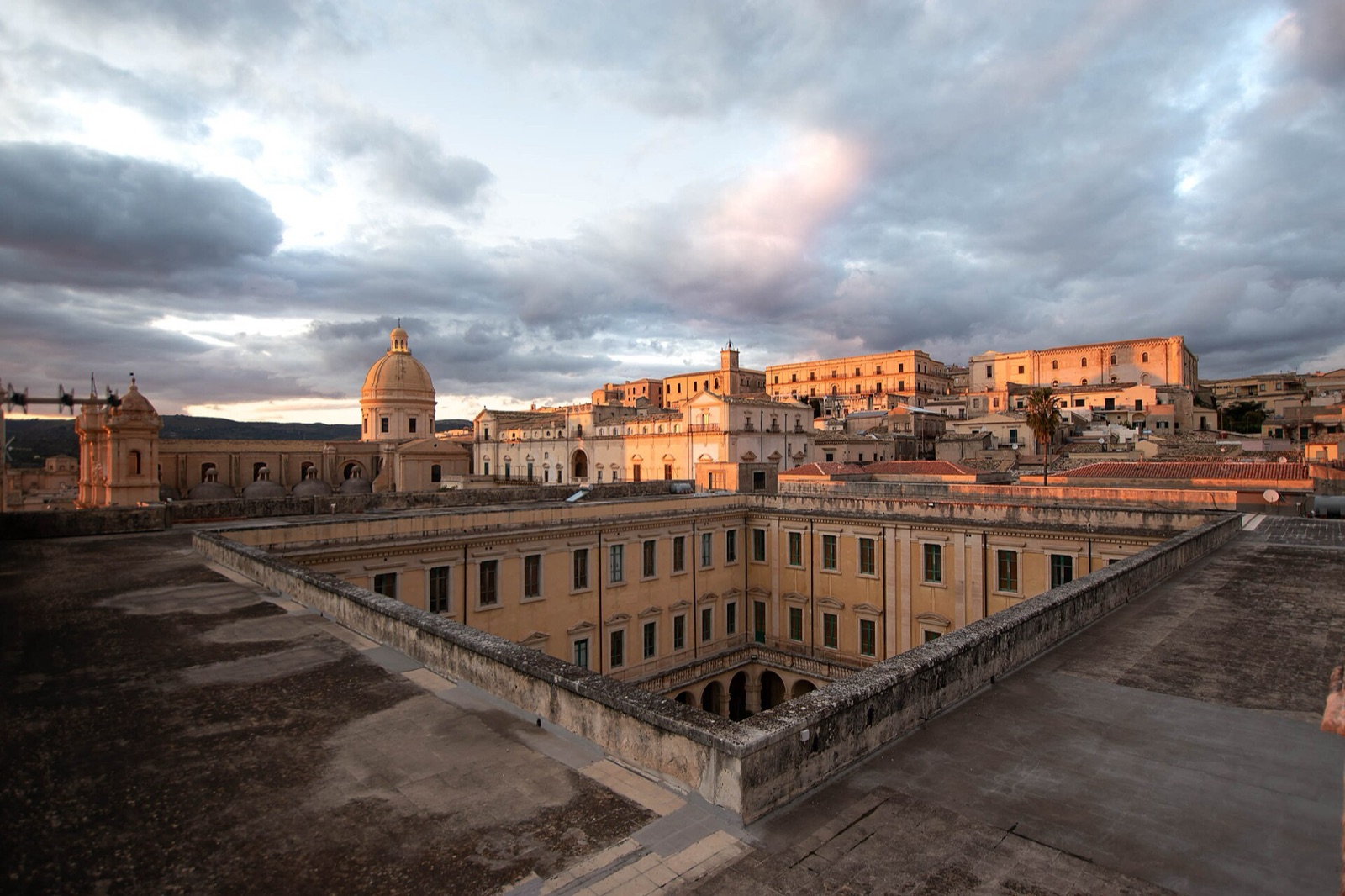 On 11 January 1693 a single quake flattened the south-eastern corner of the island. What r