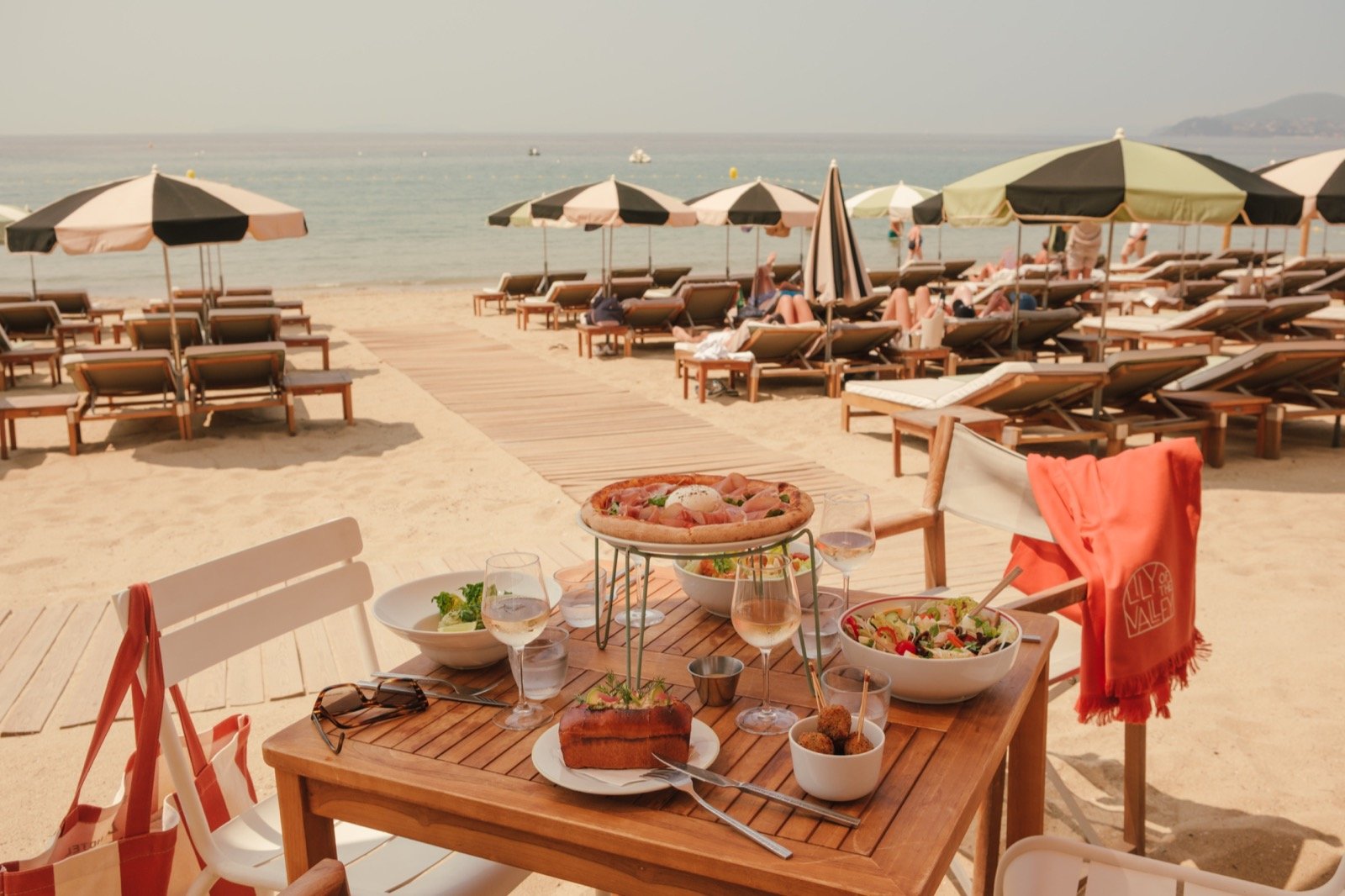 A table laid on the sand at the Gigaro beach club