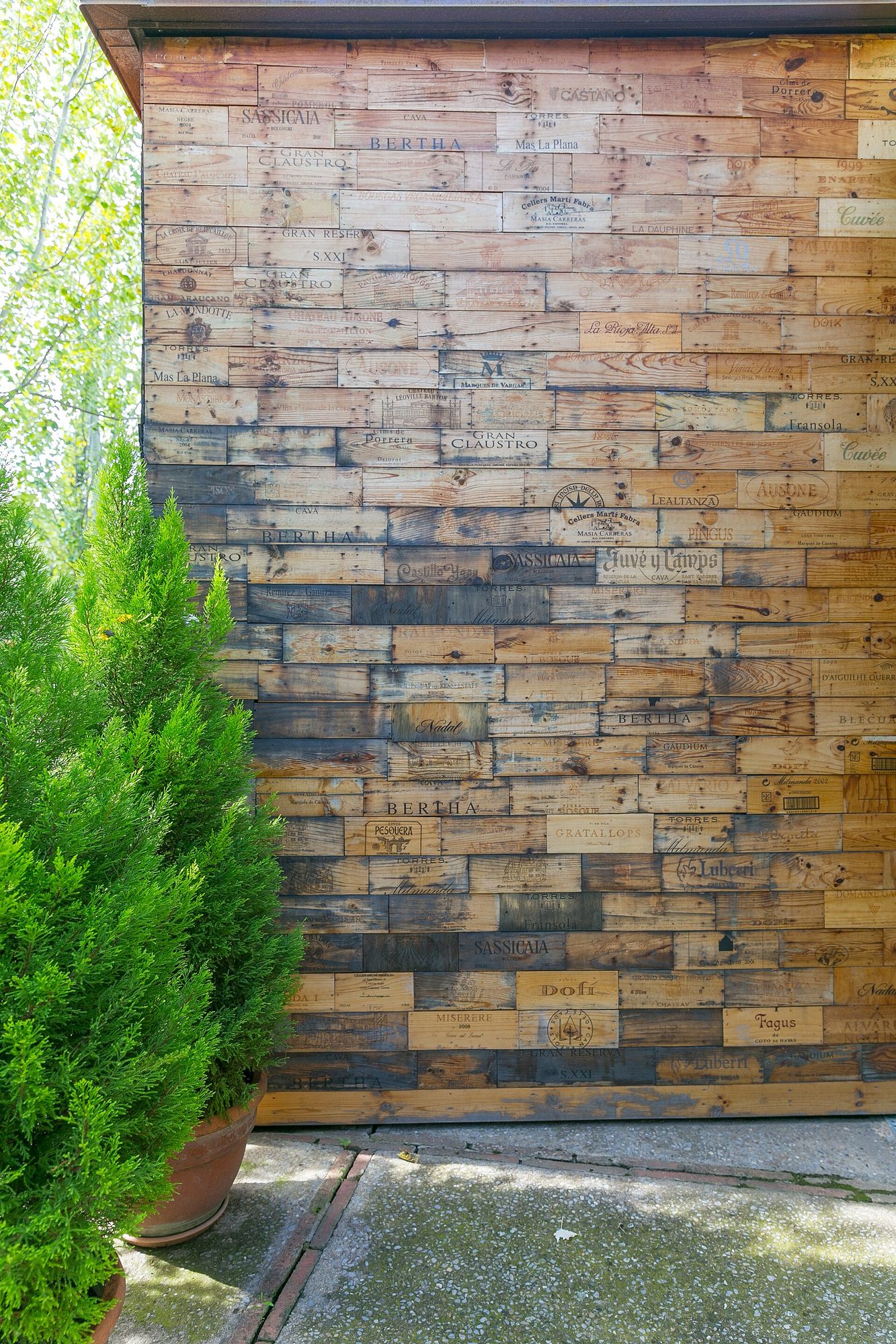 The wall of wine crates, by the courtyard · Photo: City Foodsters, Wikimedia Commons (CC BY 2.0)