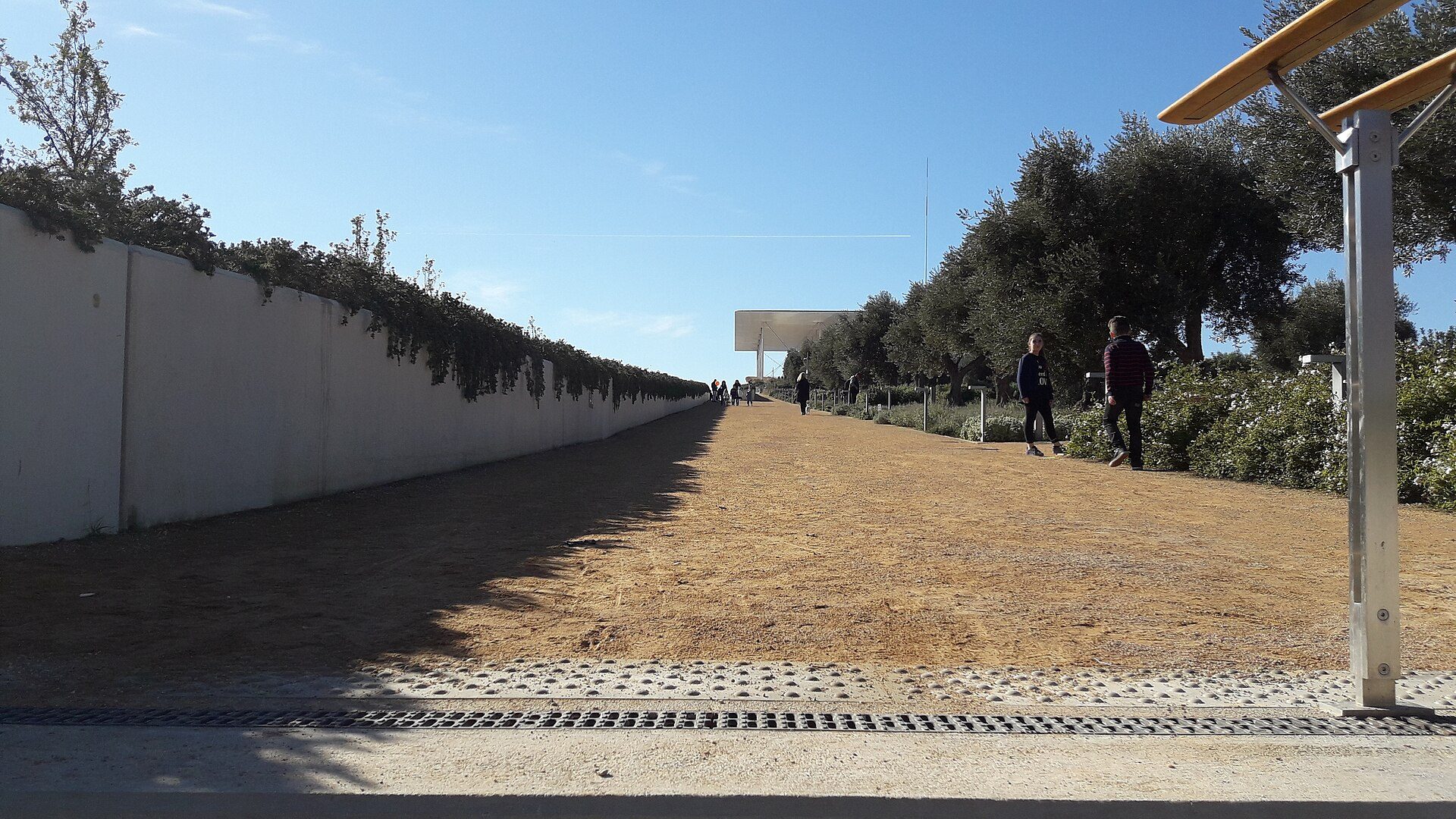 The esplanade of the Niarchos centre · Photo: Strange Traveler, Wikimedia Commons (CC BY-SA 2.0)