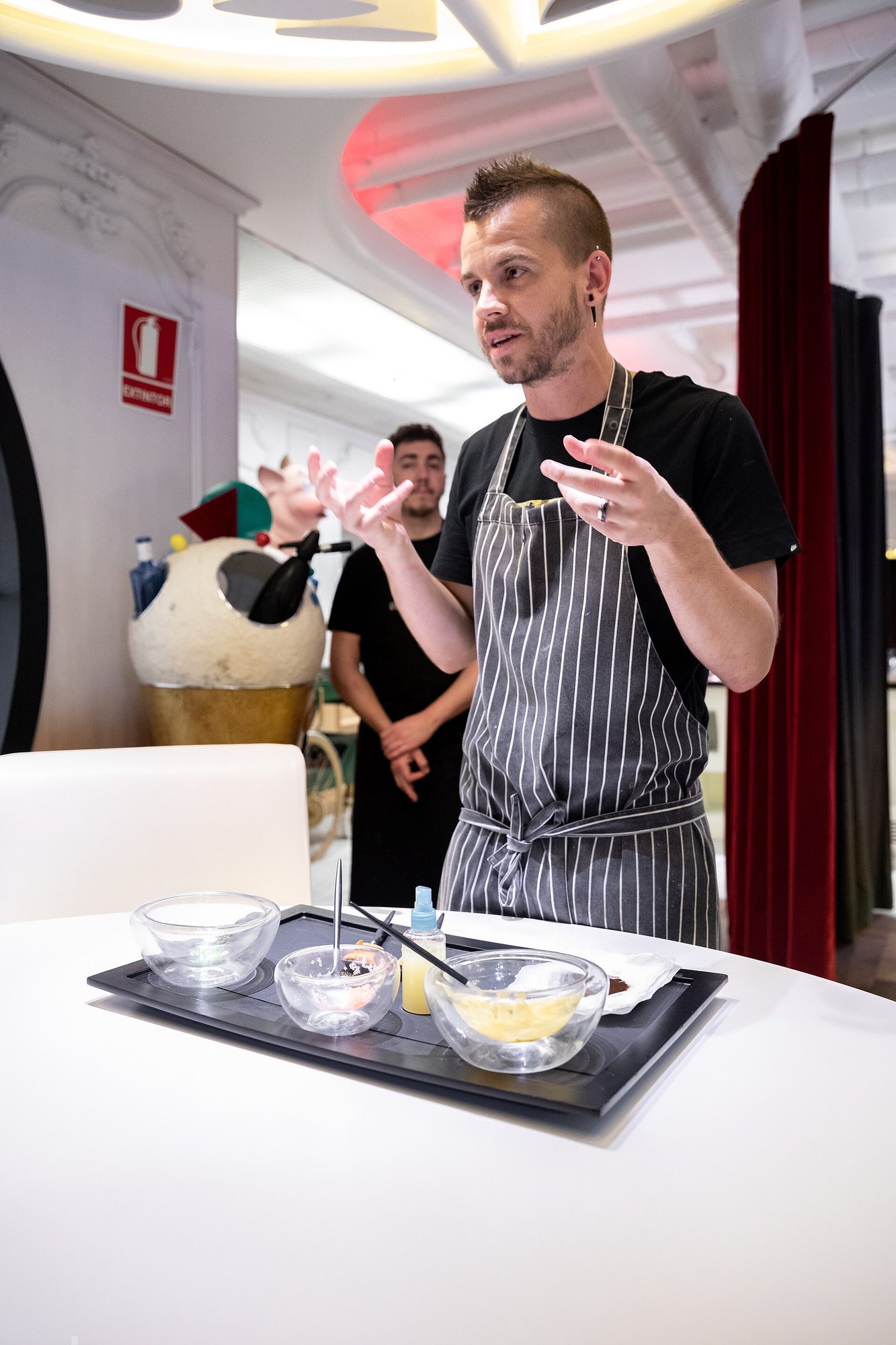 Dabiz Muñoz, presenting at the table · Photo: City Foodsters, Wikimedia Commons (CC BY 2.0)