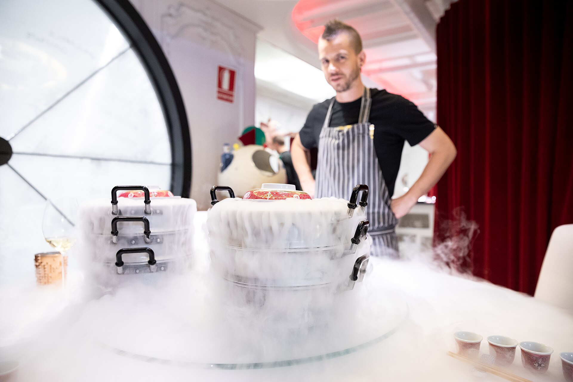 Dim sum under dry ice, at the table · Photo: City Foodsters, Wikimedia Commons (CC BY 2.0)