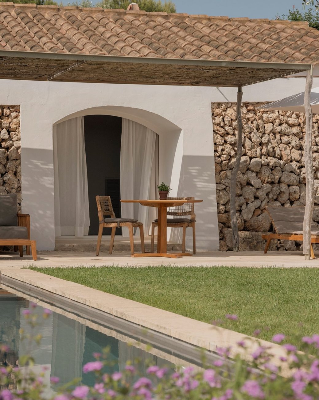 A cottage room at Torralbenc among the vines