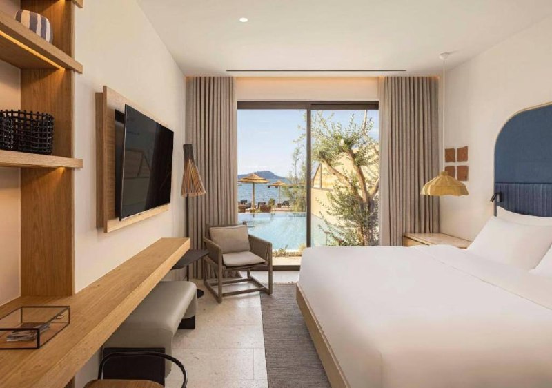 Guest room with sea view and pool-side terrace